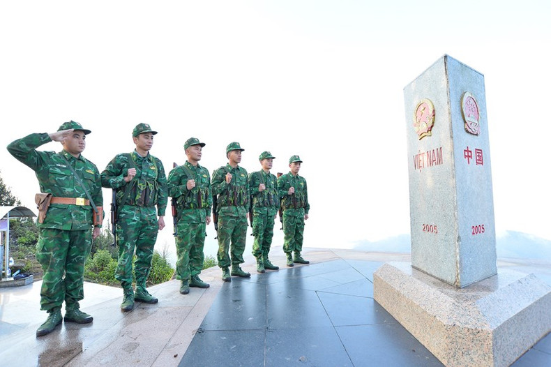 Un equipo de patrulla de la guardia fronteriza de A Pa Chai en la demarcación número uno en la zona extrema occidental de la Patria, el cruce de las fronteras de Vietnam, Laos y China.(Fotografía: VNA)