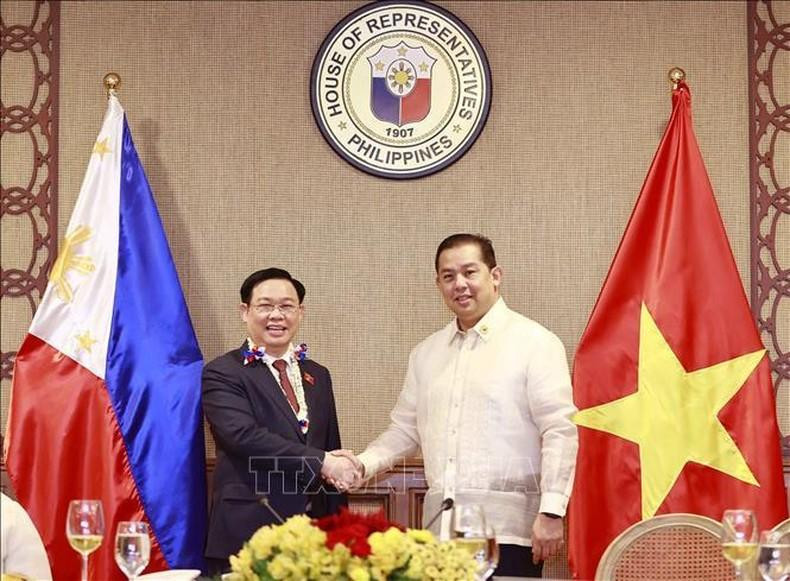 El presidente de la Asamblea Nacional de Vietnam, Vuong Dinh Hue, y el presidente de la Cámara de Representantes de Filipinas, Martin Romualdez, en la ceremonia. (Fotografía: VNA) El presidente de la Asamblea Nacional de Vietnam, Vuong Dinh Hue, y el presidente de la Cámara de Representantes de Filipinas, Martin Romualdez, en la ceremonia. (Fotografía: VNA)
