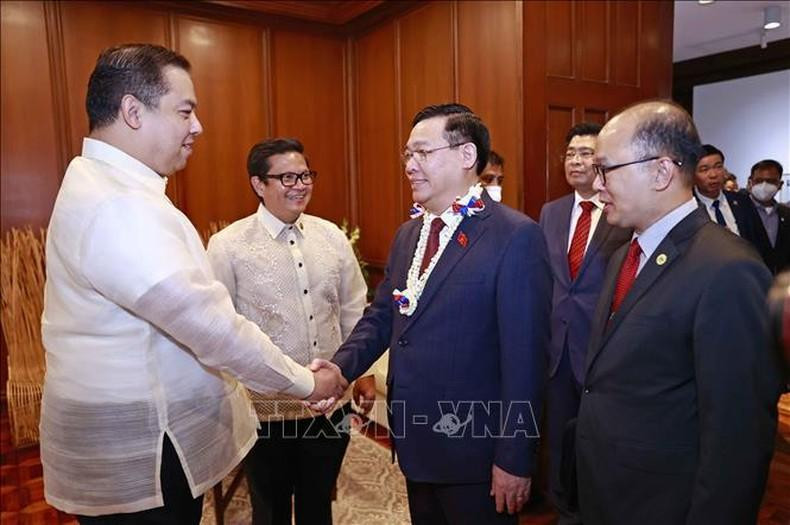 El presidente de la Cámara de Representantes de Filipinas, Martin Romualdez, saluda al máximo dirigente legislativo vietnamita. (Fotografía: VNA) El presidente de la Cámara de Representantes de Filipinas, Martin Romualdez, saluda al máximo dirigente legislativo vietnamita. (Fotografía: VNA)