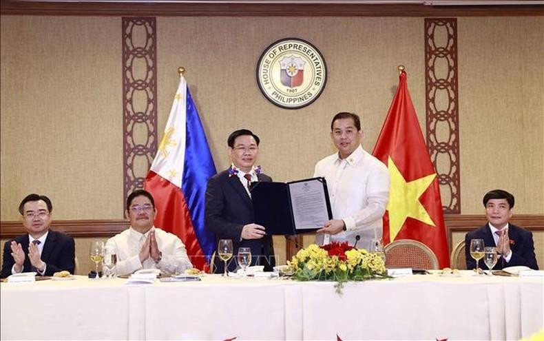 Martin Romualdez entrega a Dinh Hue la Resolución No. 571 aprobada por la Cámara de Representantes de Filipinas para promover las relaciones entre su país y Vietnam, incluida la decisión de establecer el Grupo Parlamentario de Amistad entre ambas naciones. (Fotografía: VNA) Martin Romualdez entrega a Dinh Hue la Resolución No. 571 aprobada por la Cámara de Representantes de Filipinas para promover las relaciones entre su país y Vietnam, incluida la decisión de establecer el Grupo Parlamentario de Amistad entre ambas naciones. (Fotografía: VNA)