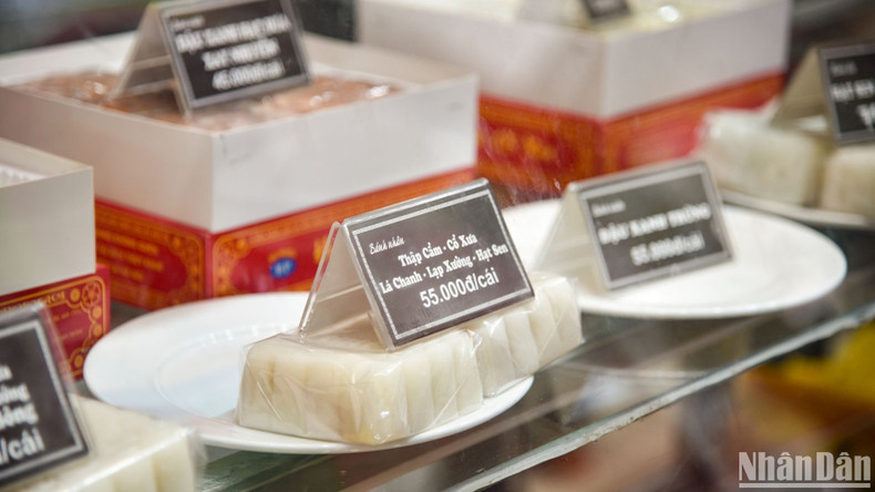 El precio de cada pastel oscila entre 50 mil y 90 mil dong. Según el representante de la tienda, los clientes suelen comprar pasteles para regalar a sus amigos y familiares. El precio de cada pastel oscila entre 50 mil y 90 mil dong. Según el representante de la tienda, los clientes suelen comprar pasteles para regalar a sus amigos y familiares.