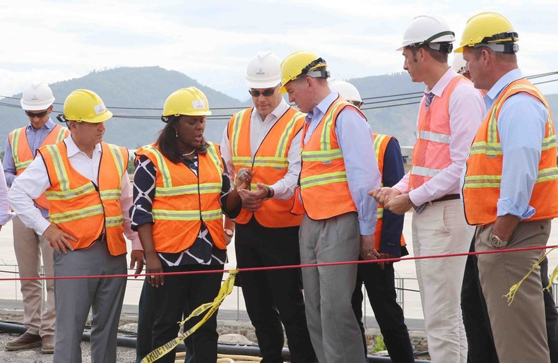 Una delegación del Congreso de Estados Unidos, encabezada por el congresista Ted Yoho, presidente del Subcomité de Asia y Pacífico de la Comisión de Asuntos Exteriores de la Cámara de Representantes, visita el sitio de tratamiento ambiental de la contaminación por dioxinas en la zona del aeropuerto de Da Nang (17 de octubre de 2017). (Foto: VNA)