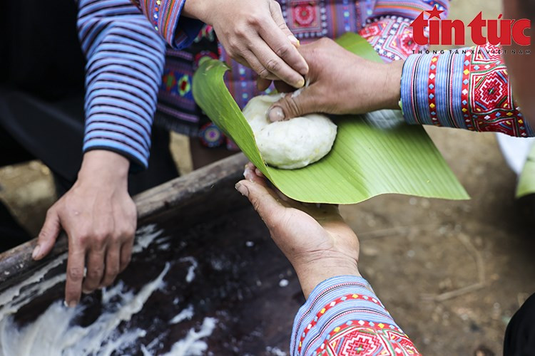 Una vez machacado el arroz pegajoso, se necesitan las hábiles manos de la mujer para darle forma inmediatamente al pastel, que si se enfría no se puede moldear. (Foto: VNA)