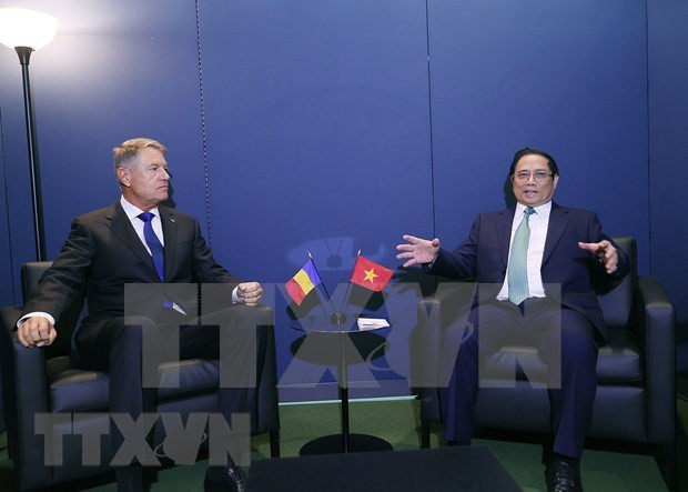 El primer ministro Pham Minh Chinh (en la derecha) se reúne con el presidente rumano, Klaus Iohannis. (Foto: VNA) El primer ministro Pham Minh Chinh (en la derecha) se reúne con el presidente rumano, Klaus Iohannis. (Foto: VNA)