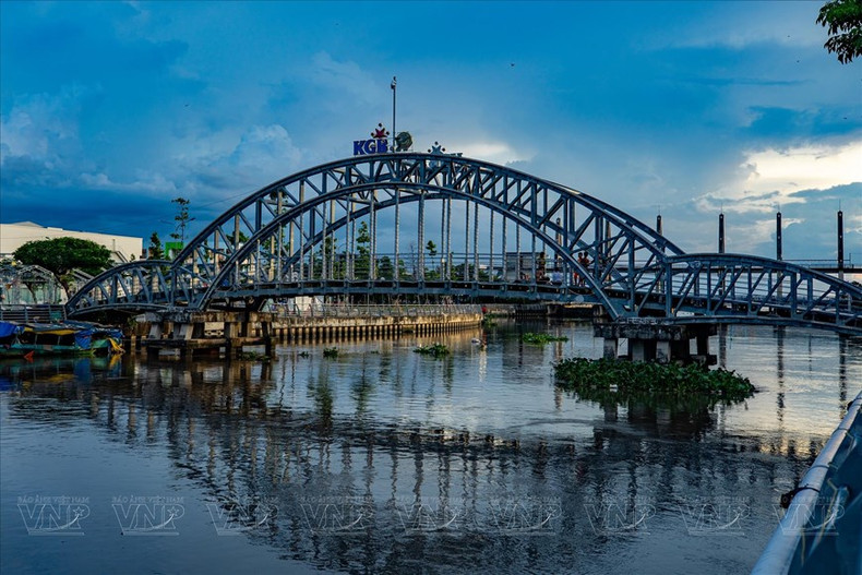 Un puente antiguo sobre el río Kien. (Foto: VNA) Un puente antiguo sobre el río Kien. (Foto: VNA)