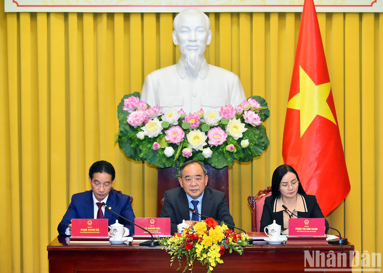 El jefe de la Oficina Presidencial, Le Khanh Hai, y los jefes adjuntos de ese órgano, presiden la conferencia. El jefe de la Oficina Presidencial, Le Khanh Hai, y los jefes adjuntos de ese órgano, presiden la conferencia.