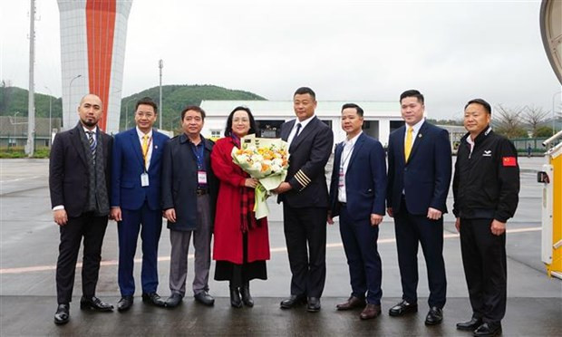 Dirigentes de los Servicios de Turismo y de Transporte de Quang Ninh reciben a la tripulación en el aeropuerto internacional de Van Don. (Foto: VNA)