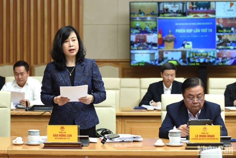 La ministra de Salud, Dao Hong Lan, informa sobre la prevención y el control de la pandemia del Covid-19.