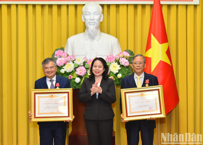La vicepresidenta Vo Thi Anh Xuan entrega la Medalla de Trabajo de Primera Clase al camarada Bui Huy Hung (derecha) y la Medalla de Trabajo de Segunda Clase al camarada Can Dinh Tai (izquierda). La vicepresidenta Vo Thi Anh Xuan entrega la Medalla de Trabajo de Primera Clase al camarada Bui Huy Hung (derecha) y la Medalla de Trabajo de Segunda Clase al camarada Can Dinh Tai (izquierda).