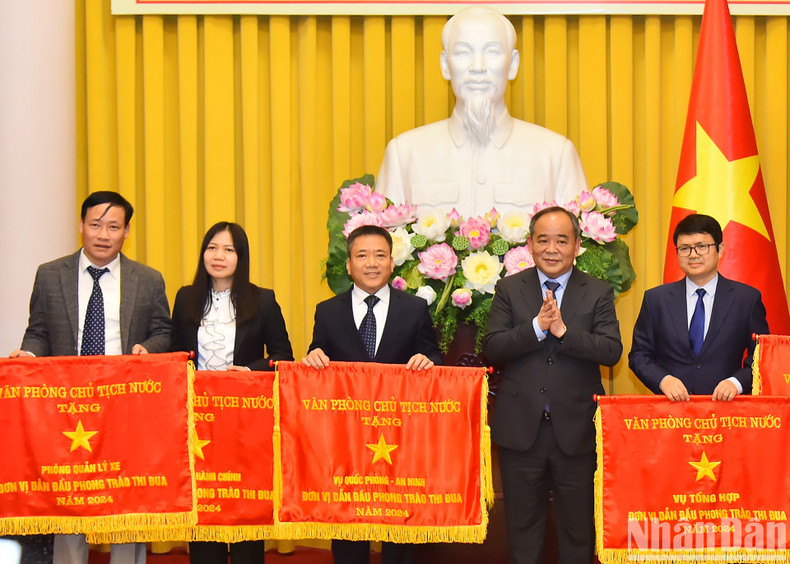 Le Khanh Hai entrega banderas de emulación de la Oficina Presidencial a los colectivos. Le Khanh Hai entrega banderas de emulación de la Oficina Presidencial a los colectivos.