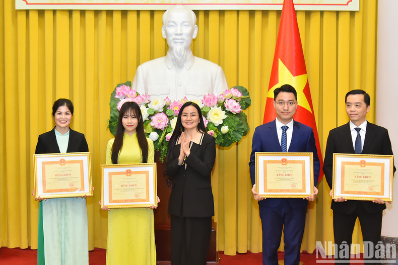 La jefa adjunta de la Oficina Presidencial, Phan Thi Kim Oanh, entrega certificados de mérito del Jefe de la Oficina Presidencial a los individuos. La jefa adjunta de la Oficina Presidencial, Phan Thi Kim Oanh, entrega certificados de mérito del Jefe de la Oficina Presidencial a los individuos.