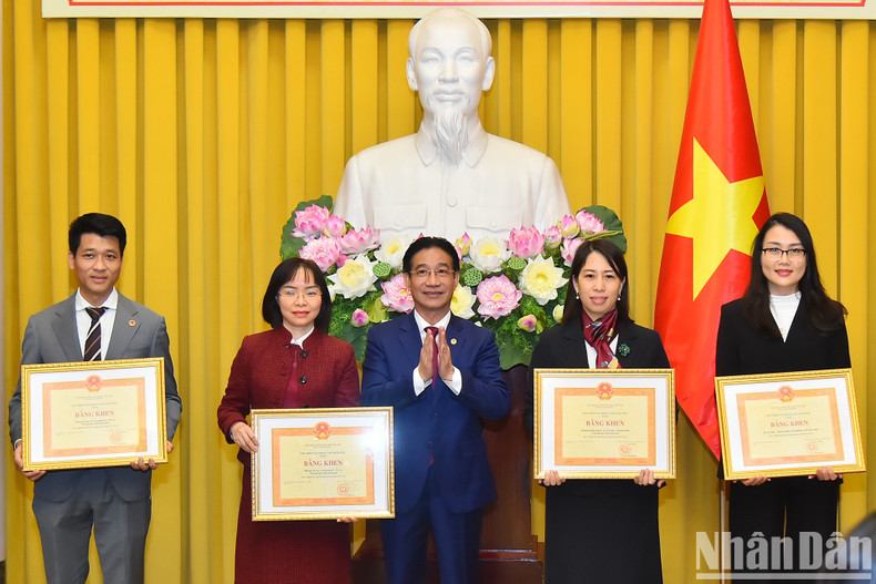 El jefe adjunto de la Oficina Presidencial, Pham Thanh Ha, entrega certificados de mérito de su entidad a los colectivos. El jefe adjunto de la Oficina Presidencial, Pham Thanh Ha, entrega certificados de mérito de su entidad a los colectivos.