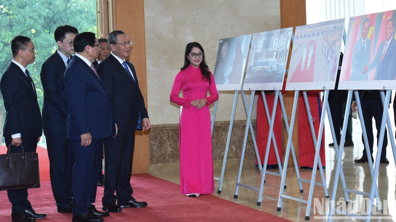 Minh Chinh presentó a Ly Qiang imagenes de la cooperación entre Vietnam y China.