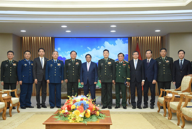 El primer ministro vietnamita, Pham Minh Chinh, y el teniente general Zhang Youxia, junto con los delegados.