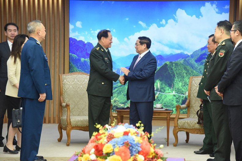 El premier vietnamita, Pham Minh Chinh, despide al teniente general Zhang Youxia.