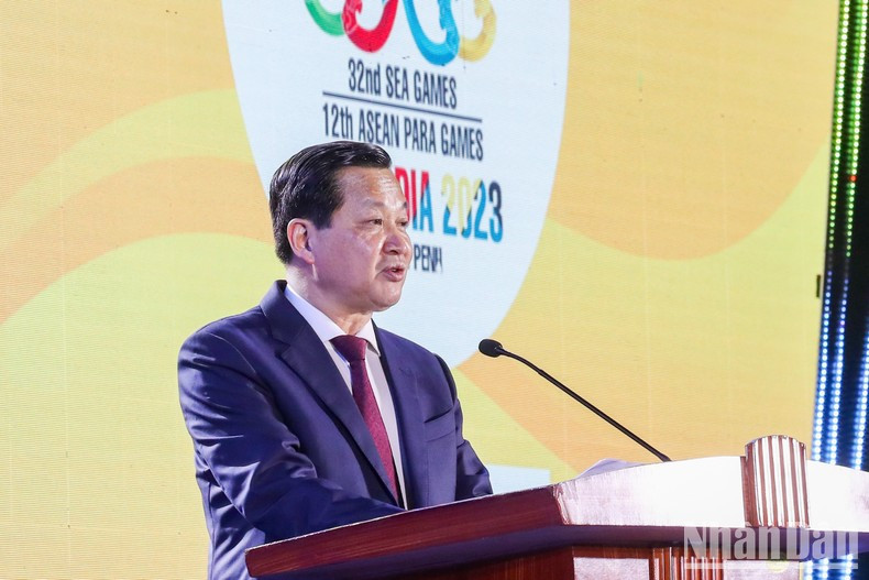 El viceprimer ministro Le Minh Khai da su discurso en la ceremonia.