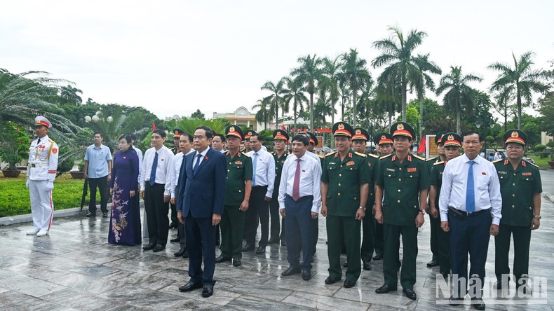 El presidente de la AN, Tran Thanh Man, y la delegación que lo acompaña rinden tributo al Presidente Ho Chi Minh.