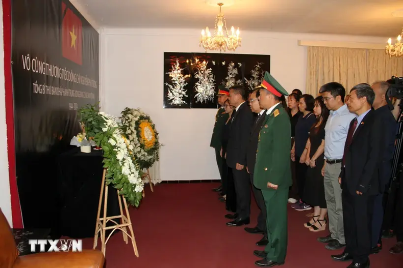 Representantes vietnamitas en Argelia rinden tributo al secretario general Nguyen Phu Trong. (Foto: VNA)