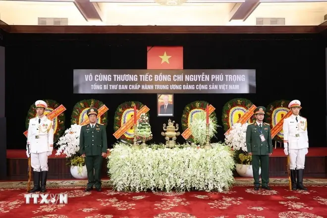 El retrato del secretario general Nguyen Phu Trong se coloca solemnemente en el Salón de la Reunificación en Ciudad Ho Chi Minh. (Foto: VNA) El retrato del secretario general Nguyen Phu Trong se coloca solemnemente en el Salón de la Reunificación en Ciudad Ho Chi Minh. (Foto: VNA)