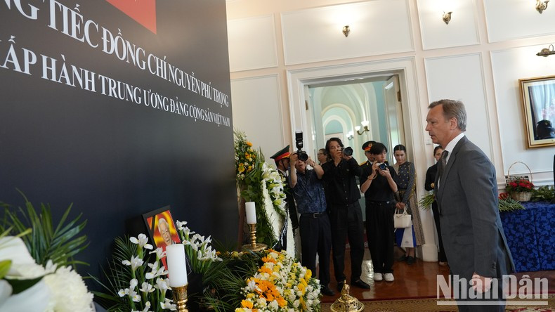 Andrey Yatskin, primer vicepresidente del Consejo de la Federación de Rusia escribe en el libro de condolencias. Andrey Yatskin, primer vicepresidente del Consejo de la Federación de Rusia escribe en el libro de condolencias.