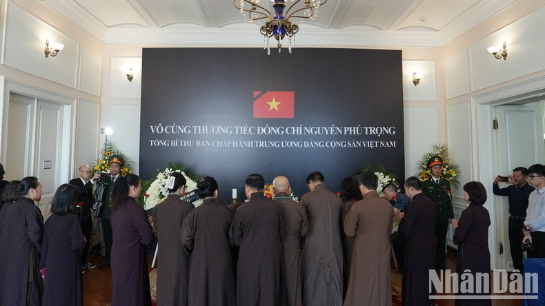 Los budistas vietnamitas en Rusia rinden tributo al secretario general Nguyen Phu Trong. Los budistas vietnamitas en Rusia rinden tributo al secretario general Nguyen Phu Trong.