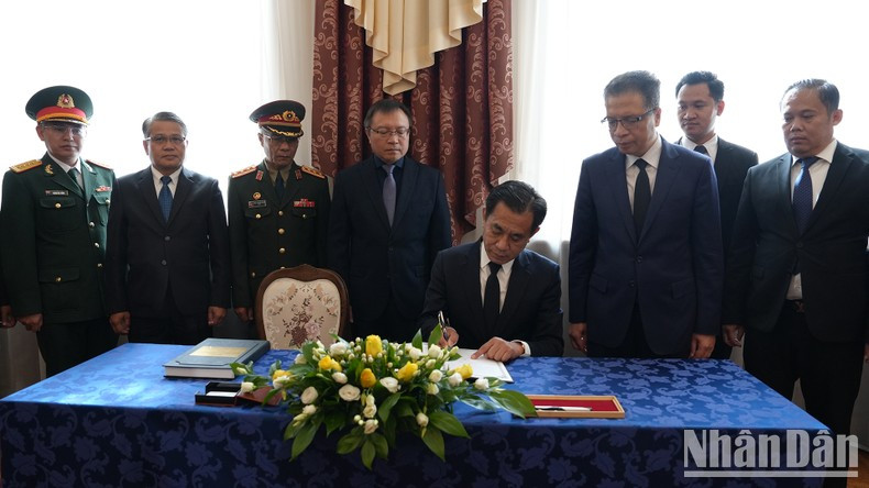 El representante de la delegación de la embajada de Laos en Rusia escribe el libro de condolencias. El representante de la delegación de la embajada de Laos en Rusia escribe el libro de condolencias.