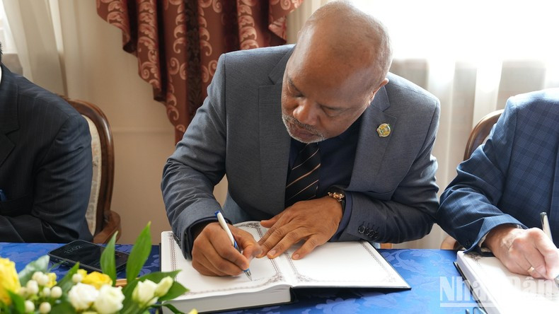 El embajador de la India en Rusia escribe en el libro de condolencias. El embajador de la India en Rusia escribe en el libro de condolencias.