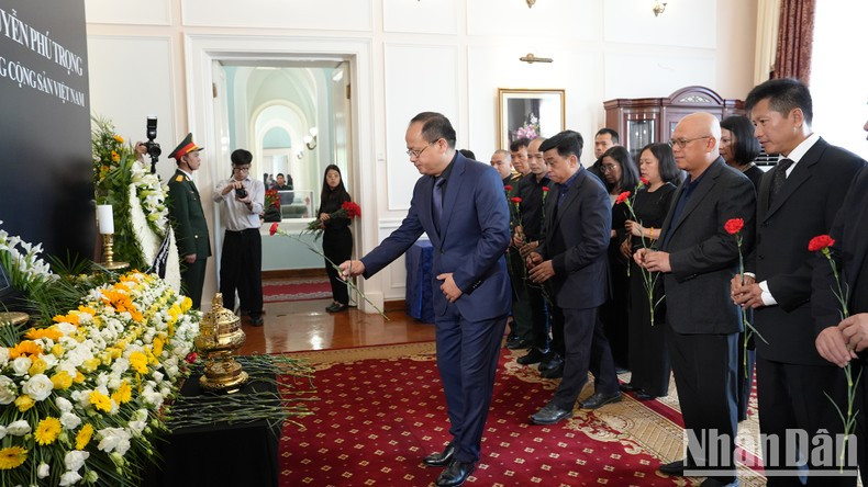 La delegación de Vietnam en Rusia rinde homenaje al secretario general Nguyen Phu Trong. La delegación de Vietnam en Rusia rinde homenaje al secretario general Nguyen Phu Trong.