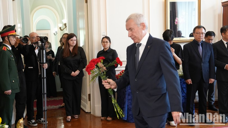 Andrey Klímov, vicepresidente del Comité para los Asuntos Exteriores del Consejo de la Federación de Rusia y vicetitular del Consejo Supremo del Partido "Rusia Unida", rinde homenaje el líder partidista vietnamita. Andrey Klímov, vicepresidente del Comité para los Asuntos Exteriores del Consejo de la Federación de Rusia y vicetitular del Consejo Supremo del Partido "Rusia Unida", rinde homenaje el líder partidista vietnamita.