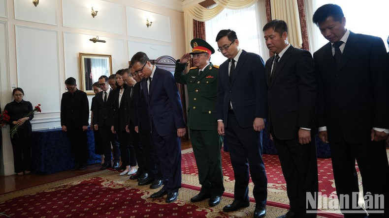 El embajador Dang Minh Khoi y los funcionarios de la Embajada de Vietnam en Rusia, junto con otras representaciones representaciones de Vietnam en Rusia rinden tributo al secretario general Nguyen Phu Trong. El embajador Dang Minh Khoi y los funcionarios de la Embajada de Vietnam en Rusia, junto con otras representaciones representaciones de Vietnam en Rusia rinden tributo al secretario general Nguyen Phu Trong.