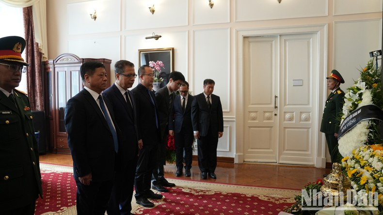 La delegación de la Embajada de China en Rusia rinde homenaje al secretario general Nguyen Phu Trong. La delegación de la Embajada de China en Rusia rinde homenaje al secretario general Nguyen Phu Trong.