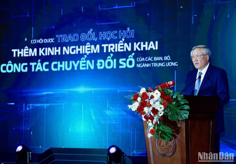 El presidente del Tribunal Popular Supremo, Nguyen Hoa Binh, pronuncia el discurso de apertura de la conferencia.