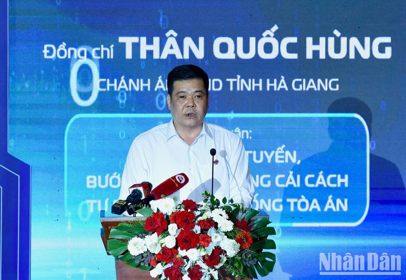 El presidente del Tribunal Popular de Ha Giang habla en la reunión.