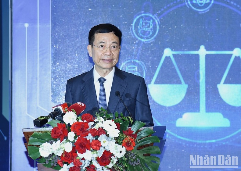 El ministro de Información y Comunicaciones, Nguyen Manh Hung, habla en la conferencia