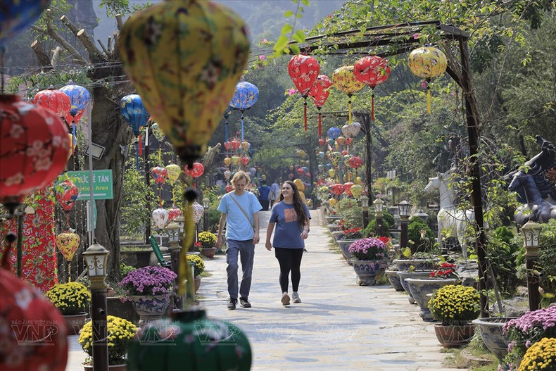Los turistas visitan el casco antiguo en la zona turística de Tam Coc. (Foto: VNA) Los turistas visitan el casco antiguo en la zona turística de Tam Coc. (Foto: VNA)