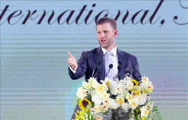Eric Trump, vicepresidente ejecutivo de The Trump Organization, interviene en la cita. (Foto: VNA)