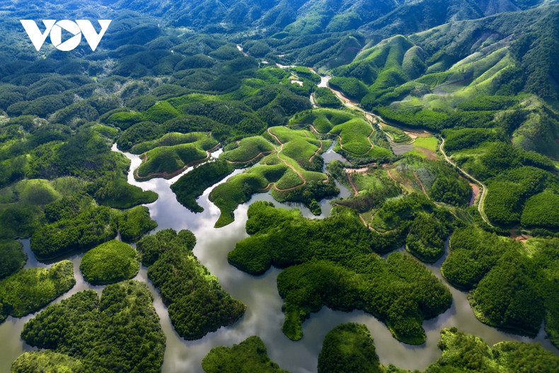 La superficie del lago está surcada por islas y montañas de todos los tamaños, creando una belleza única.