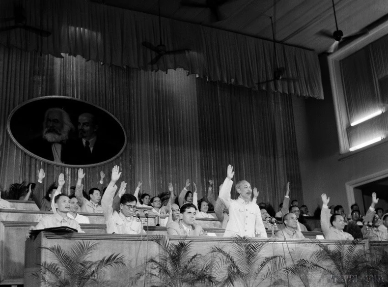 El Presidente Ho Chi Minh y los delegados votaron para aprobar documentos en el Tercer Congreso Nacional del Partido (septiembre de 1960). Foto: VNA El Presidente Ho Chi Minh y los delegados votaron para aprobar documentos en el Tercer Congreso Nacional del Partido (septiembre de 1960). Foto: VNA