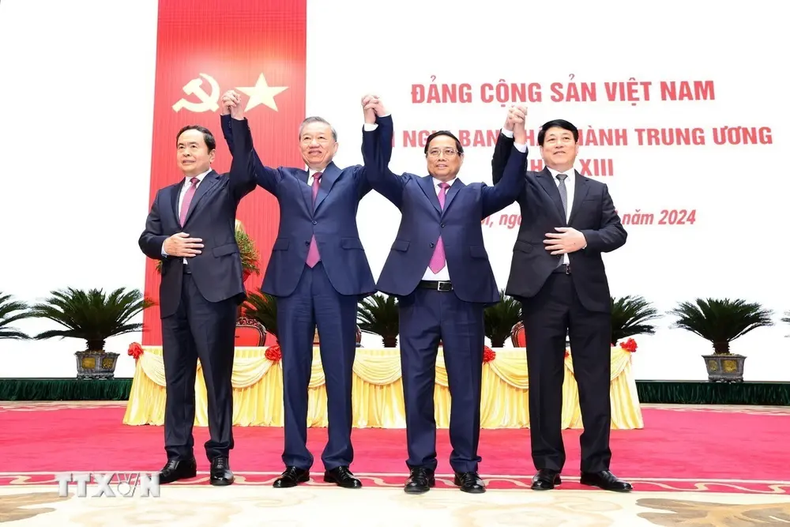 De izquierda a derecha: el presidente de la Asamblea Nacional, Tran Thanh Man; el secretario general del PCV y presidente del país, To Lam; el primer ministro, Pham Minh Chinh; y el miembro permanente del Secretariado del Comité Central del PCV, Luong Cuong. (Foto: VNA) De izquierda a derecha: el presidente de la Asamblea Nacional, Tran Thanh Man; el secretario general del PCV y presidente del país, To Lam; el primer ministro, Pham Minh Chinh; y el miembro permanente del Secretariado del Comité Central del PCV, Luong Cuong. (Foto: VNA)