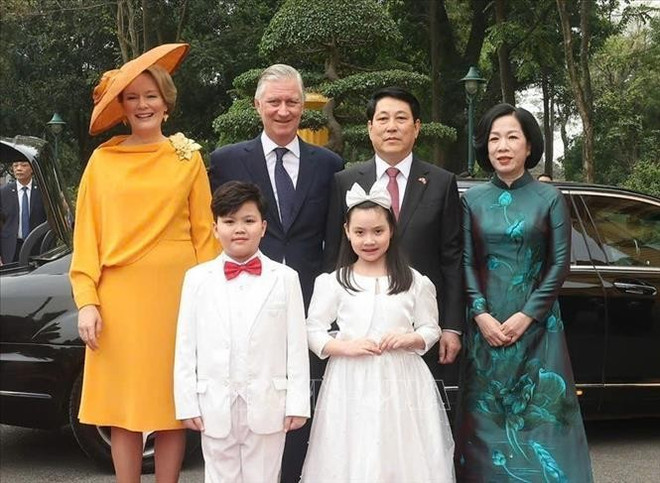 El presidente de Vietnam, Luong Cuong, acompañado de su esposa, presidió hoy la ceremonia oficial de bienvenida al rey Felipe de Bélgica y a su esposa, la reina Mathilde. (Foto: VNA)
