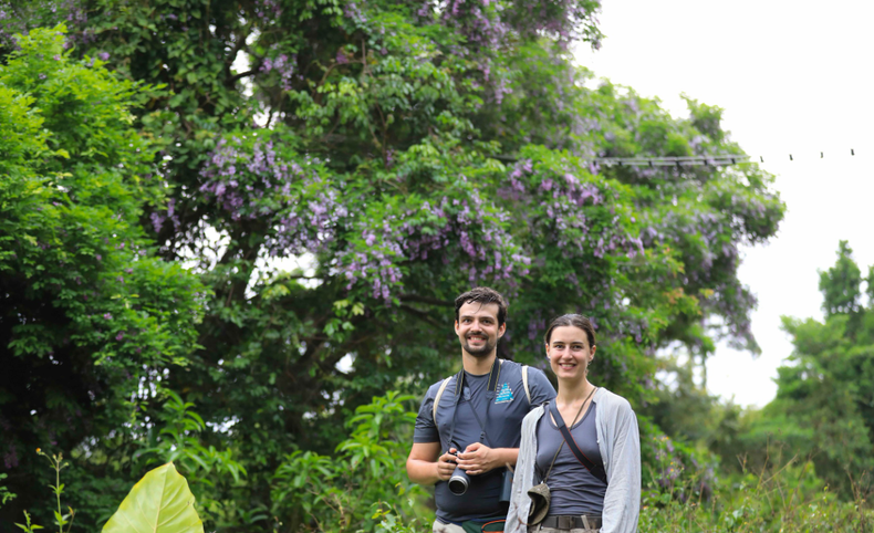 La pareja se detiene en camino para contemplar un árbol “than mat”.