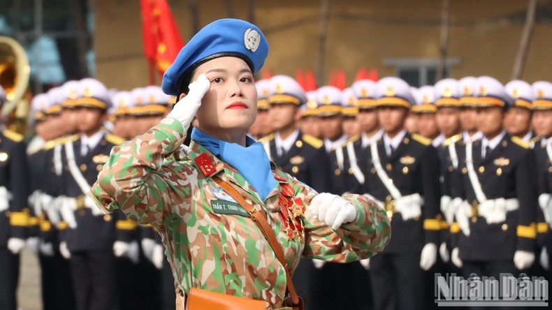 Jefa del bloque de la fuerza femenina de mantenimiento de la paz del Ejército Popular de Vietnam. Jefa del bloque de la fuerza femenina de mantenimiento de la paz del Ejército Popular de Vietnam.
