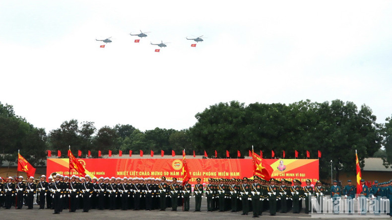 La fuerza aérea lleva las banderas nacional y del Partido, volando en el cielo para iniciar el ensayo general. La fuerza aérea lleva las banderas nacional y del Partido, volando en el cielo para iniciar el ensayo general.