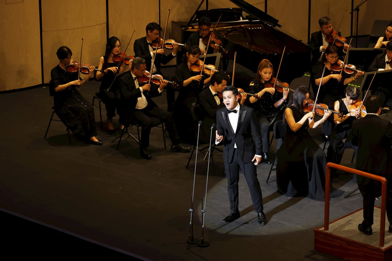 El programa reúne a muchos artistas famosos. El programa reúne a muchos artistas famosos.