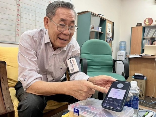 El profesor Vo Van Toi presenta el dispositivo para medir la presión arterial y la frecuencia cardíaca, un producto en proceso de transferencia de tecnología. (Fuente: VNA) El profesor Vo Van Toi presenta el dispositivo para medir la presión arterial y la frecuencia cardíaca, un producto en proceso de transferencia de tecnología. (Fuente: VNA)