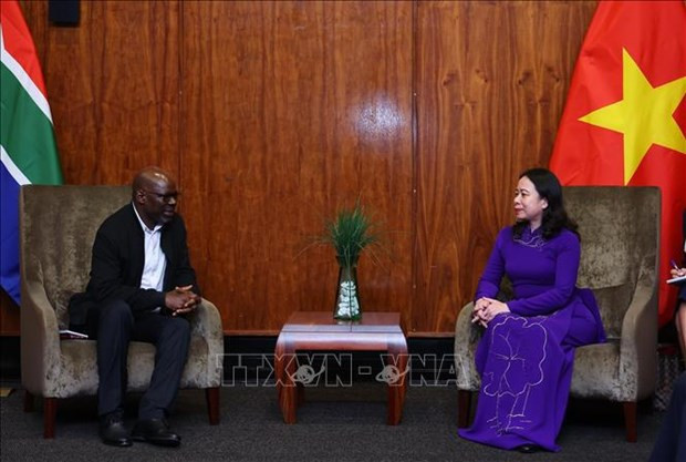 La vicepresidenta vietnamita Vo Thi Anh Xuan y el secretario general del Partido Comunista Sudafricano, Solly Mapaila. (Foto: VNA) La vicepresidenta vietnamita Vo Thi Anh Xuan y el secretario general del Partido Comunista Sudafricano, Solly Mapaila. (Foto: VNA)