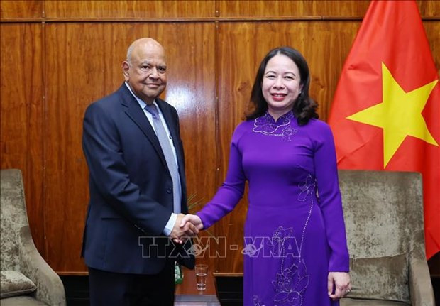La vicepresidenta vietnamita Vo Thi Anh Xuan y el ministro de Empresas Públicas de Sudáfrica, Pravin Ghordan. (Foto: VNA) La vicepresidenta vietnamita Vo Thi Anh Xuan y el ministro de Empresas Públicas de Sudáfrica, Pravin Ghordan. (Foto: VNA)