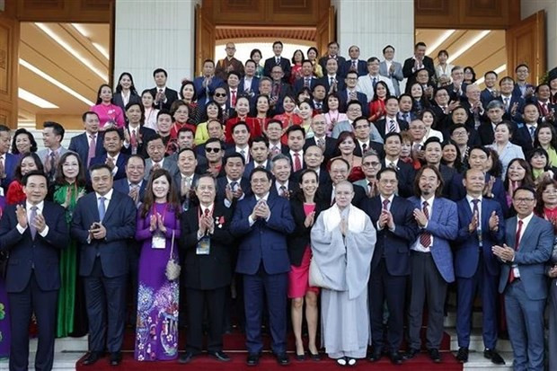 El primer ministro Pham Minh Chinh toma una fotografía con vietnamitas residentes de ultramar que asistieron al programa Primavera de la Patria 2023. (Foto: VNA) El primer ministro Pham Minh Chinh toma una fotografía con vietnamitas residentes de ultramar que asistieron al programa Primavera de la Patria 2023. (Foto: VNA)