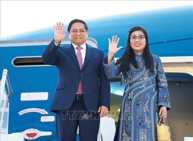El primer ministro Pham Minh Chinh y su esposa inician una visita a Catar. (Foto: VNA)