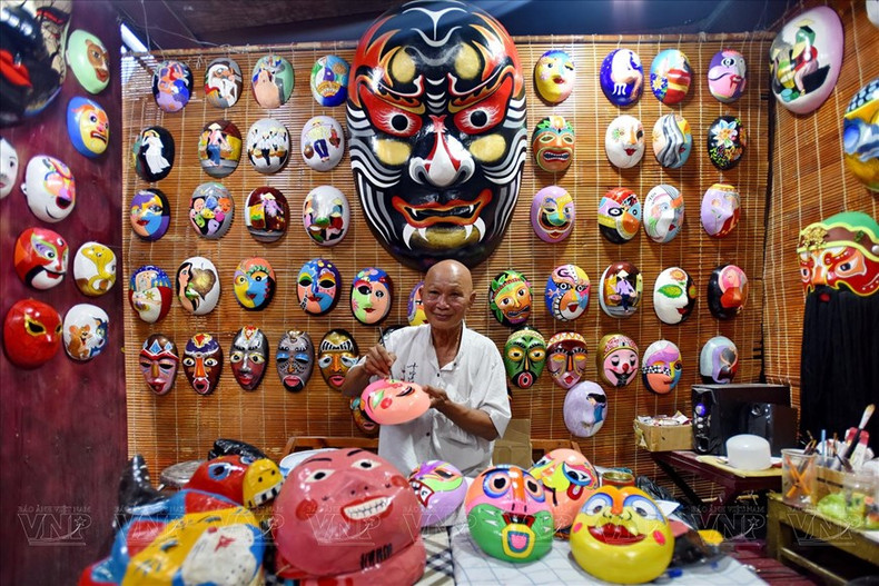 El artesano Bui Quy Phong en su estudio de pintura en la antigua ciudad de Hoi An. (Foto: VNA) El artesano Bui Quy Phong en su estudio de pintura en la antigua ciudad de Hoi An. (Foto: VNA)